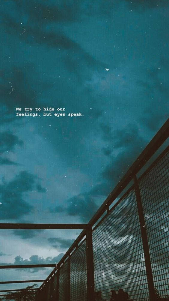 深藍綠天空語錄 壁紙 — 從金屬圍欄在夜晚觀看的帶有雲和星星的憂鬱藍綠色天空，並覆蓋文字。