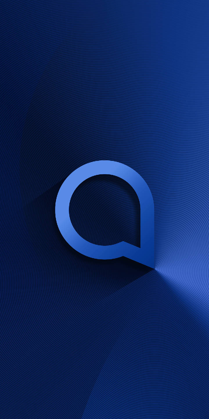 深藍色 Alcatel 標誌 壁紙 — 一個時尚的藍色字母Q在帶有微妙放射線和柔和照明的漸變藍色背景上脫穎而出。