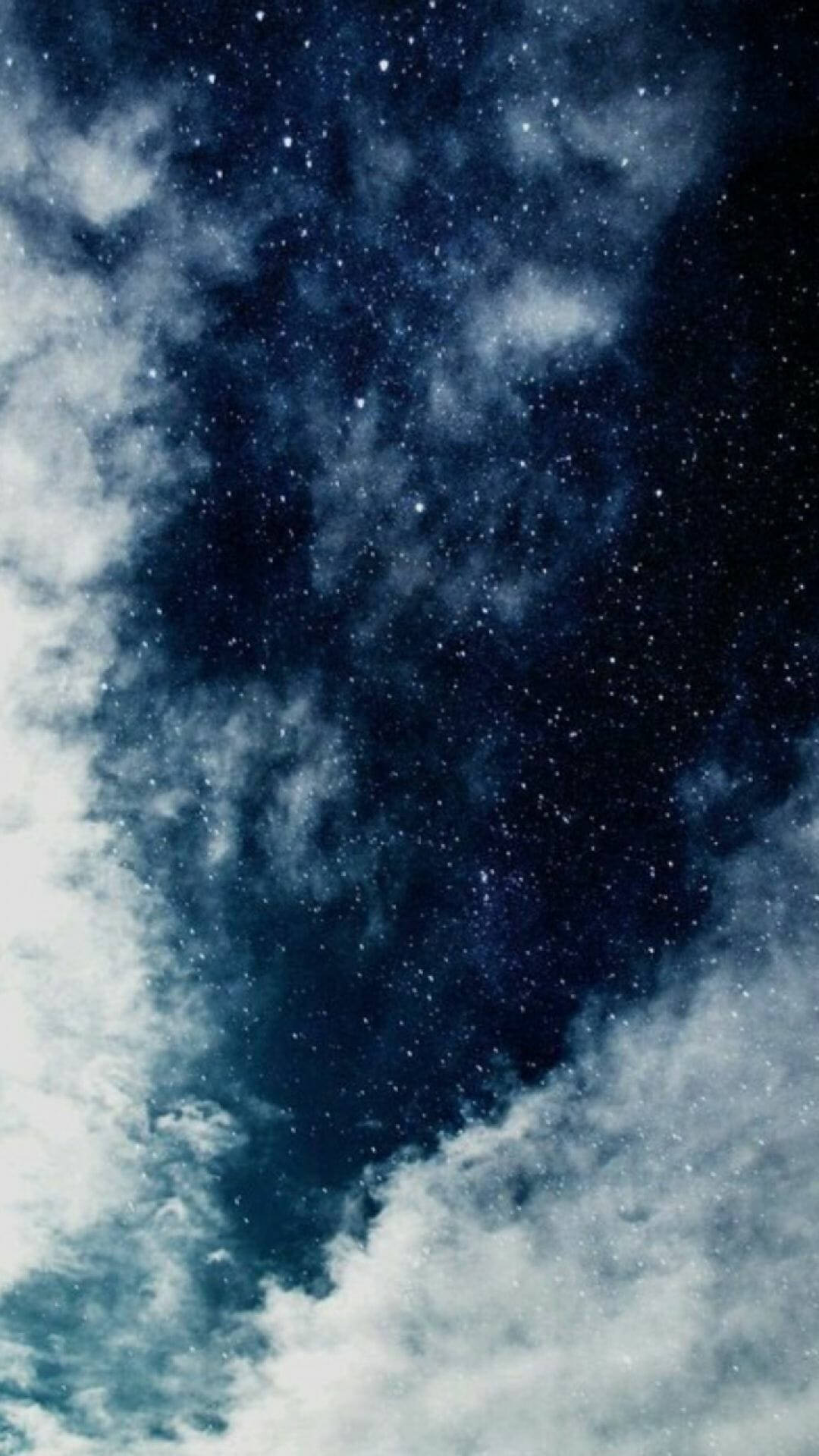 星空夜景，雲層顯露出閃爍的星星和深邃的藍色宇宙色調。