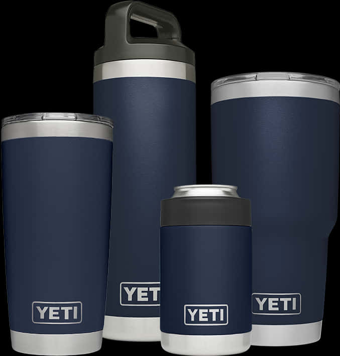 深藍色Yeti飲品系列 壁紙 — 四件海軍藍色 Yeti 隔熱飲具，帶銀色飾邊和灰色蓋子，排列在黑色背景上。