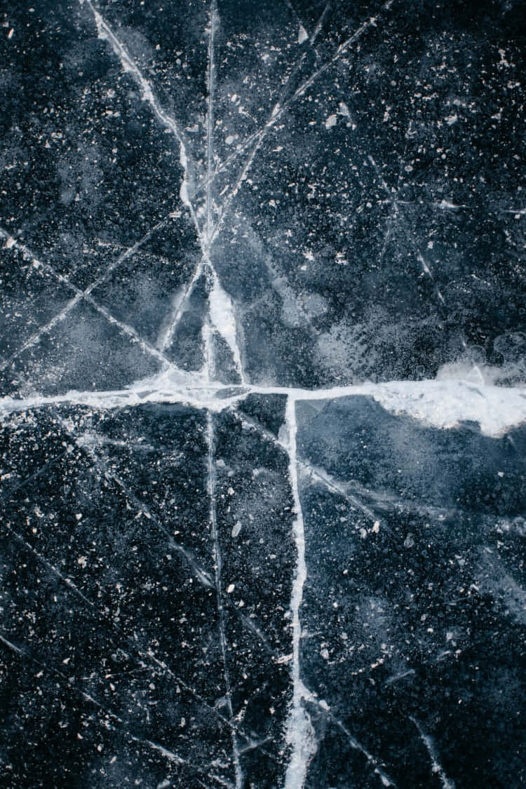 Marble Phone 桌布 壁紙 — 深藍色冰塊的特寫，帶有複雜的白色裂縫和霜凍圖案，形成自然的幾何設計。
