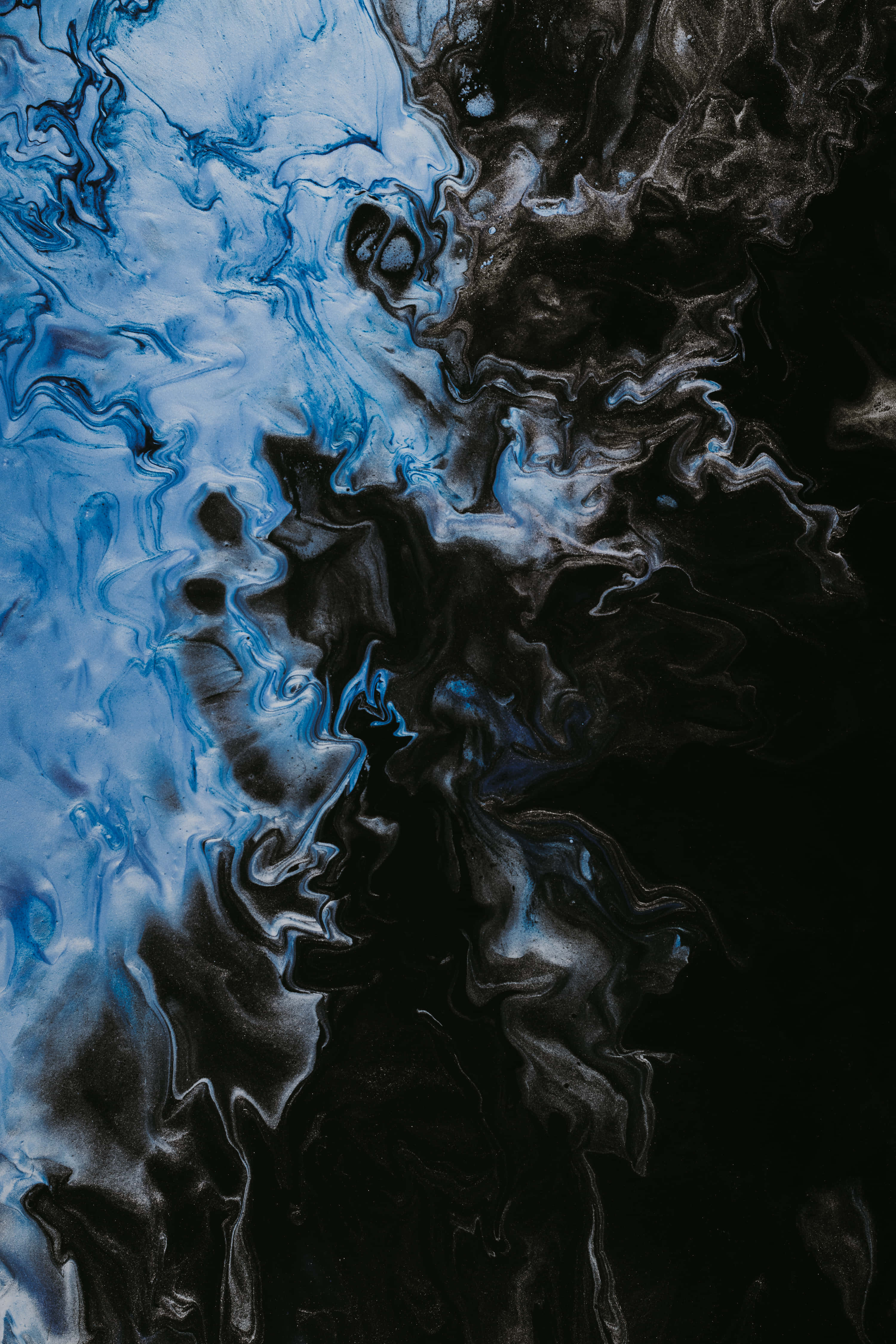 Black Art 桌布 壁紙 — 深藍色和黑色墨水的動態漩渦融合在流動的抽象構圖中，帶有光澤質感。