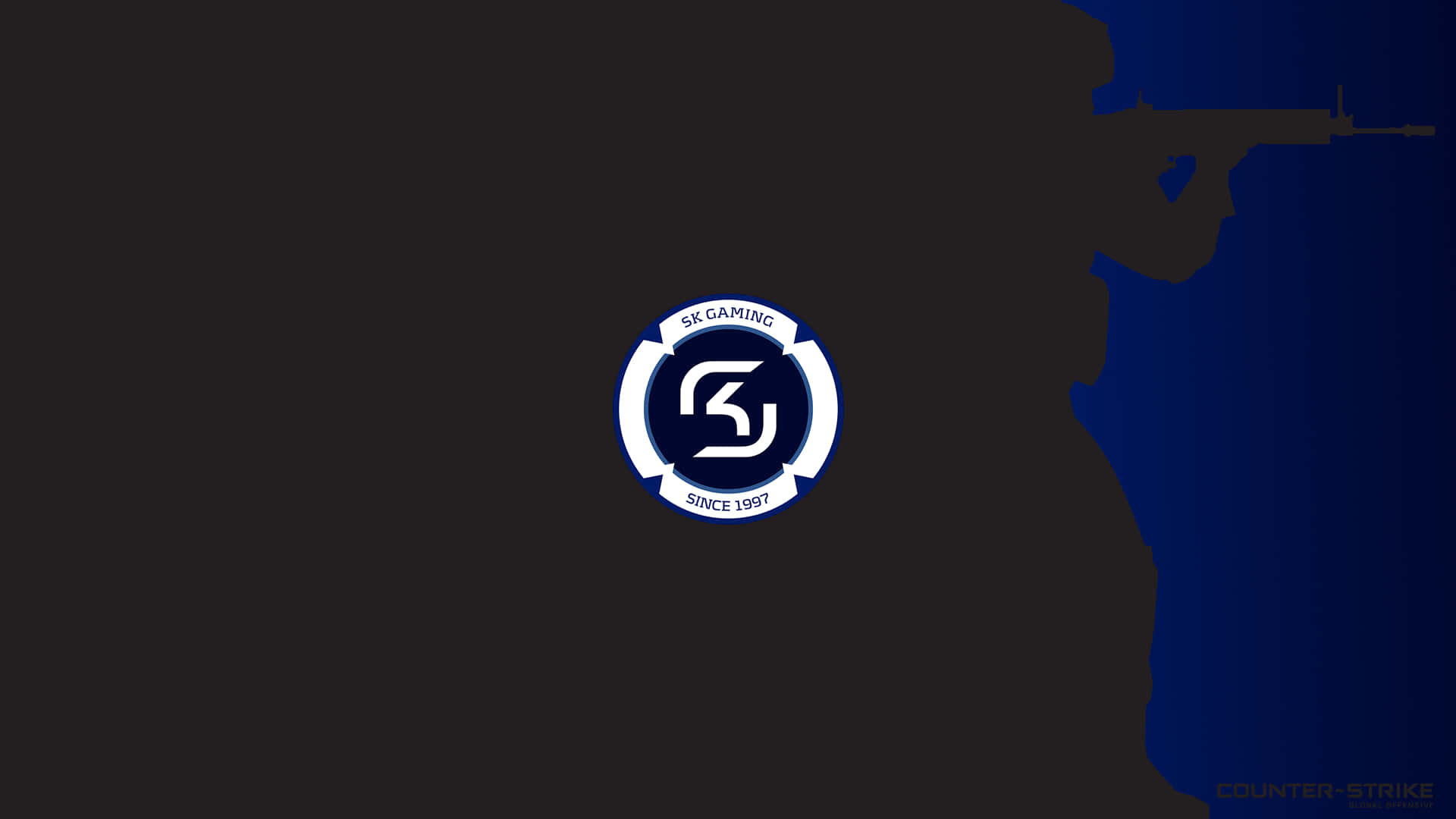 Sk Gaming 桌布 壁紙 — 深藍色和黑色背景，帶有SK Gaming標誌、步槍輪廓和Counter-Strike品牌標識。