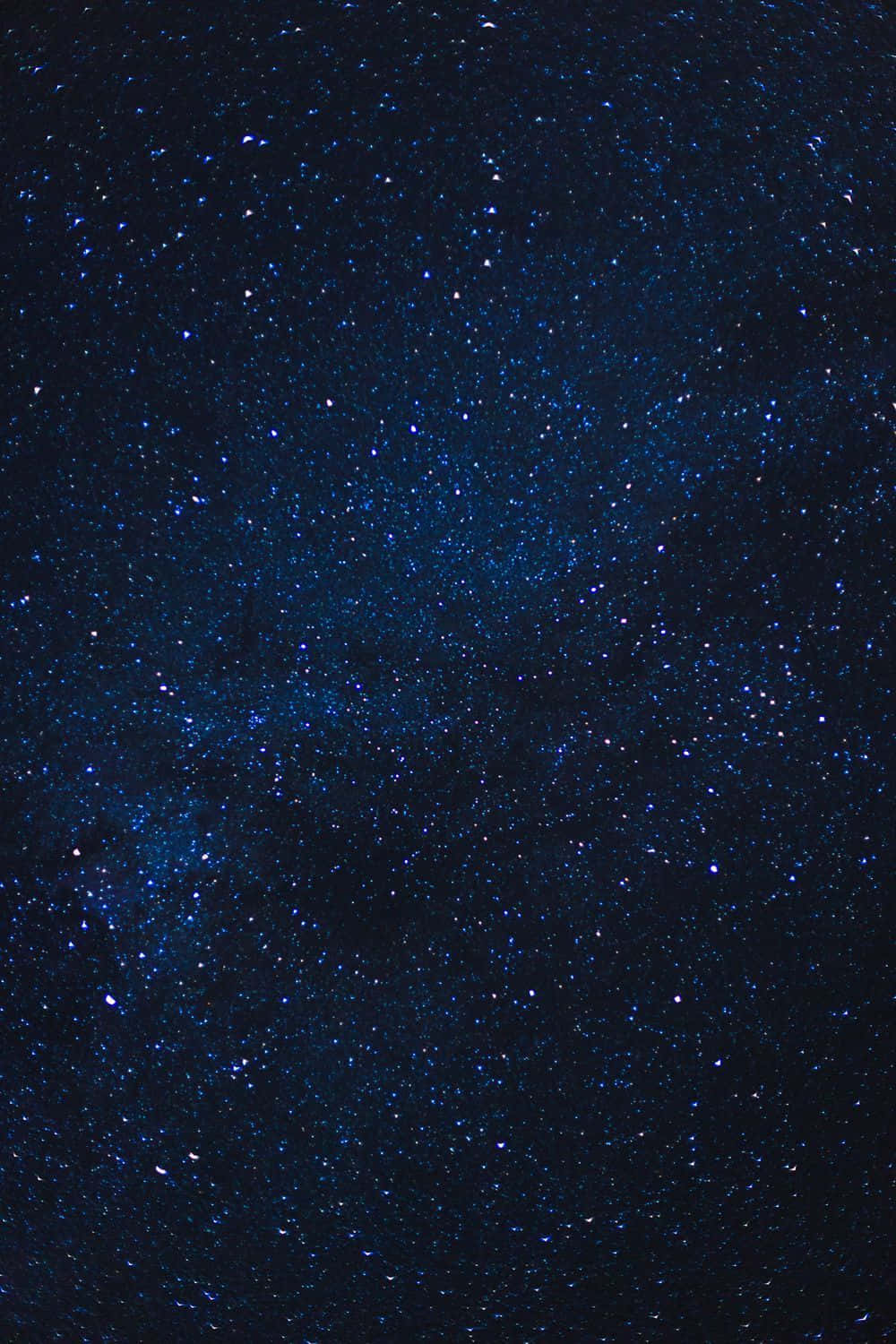 Aesthetic Night Sky 桌布 壁紙 — 深藍色夜空，充滿無數閃爍星星和微妙的宇宙塵埃雲。