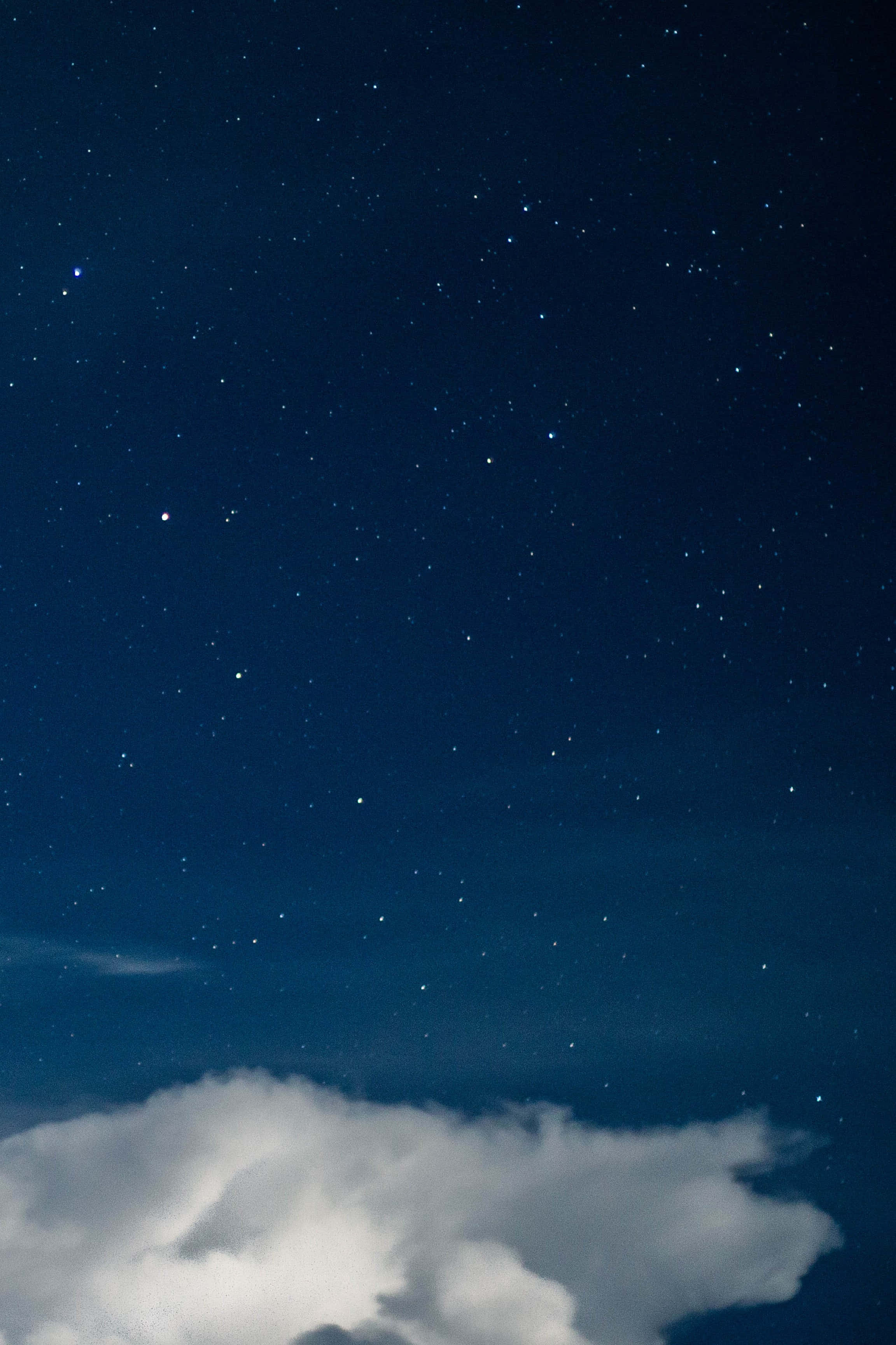 星空 桌布 壁紙 — 深藍色夜空，無數閃爍星星點綴在柔軟白雲之上。