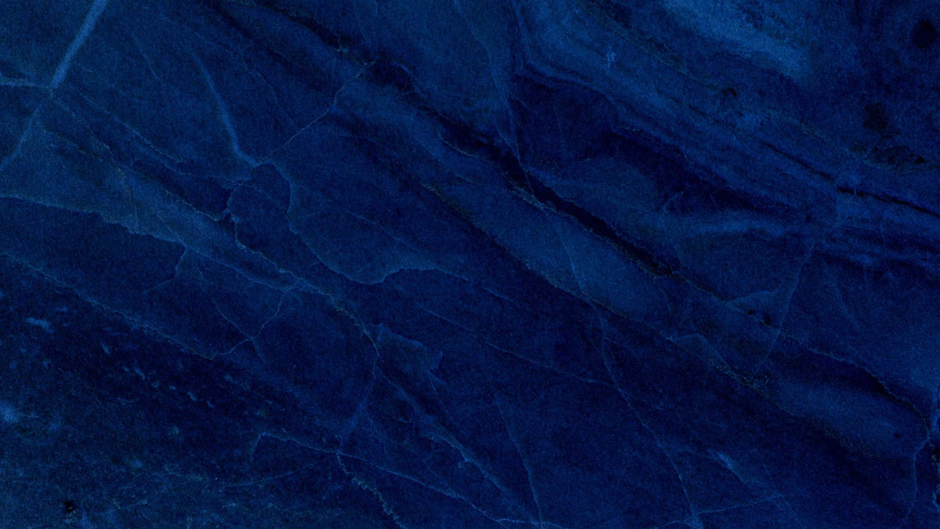 Blue Marble 桌布 壁紙 — 深藍色大理石的近距離特寫，帶有複雜的漩渦紋理和細微的質感變化。