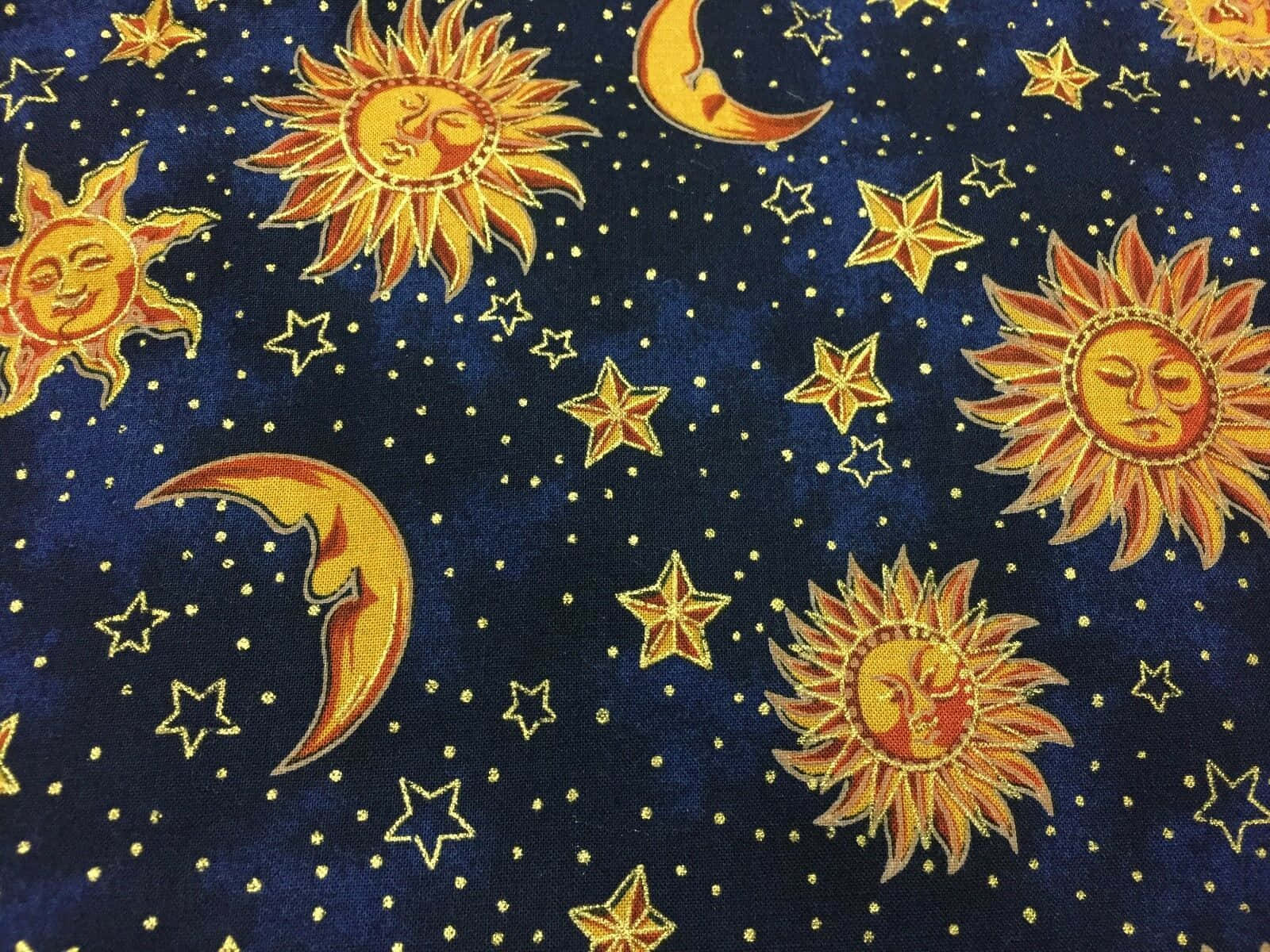 Sun And Moon Aesthetic 桌布 壁紙 — 深藍色布料上印有微笑太陽、新月和金色星星，襯托著點點夜空。