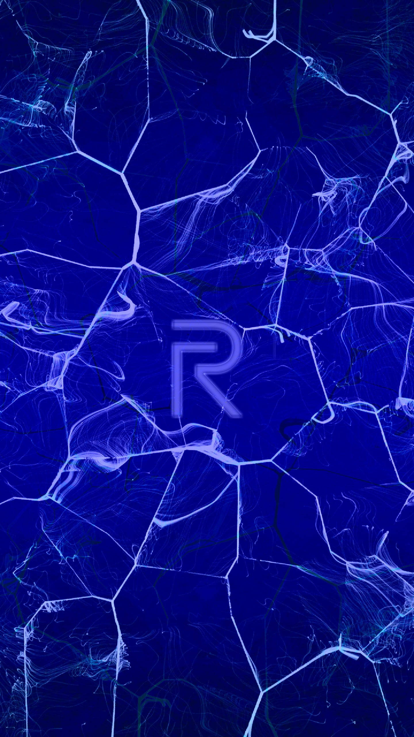 Realme Logo Blue Cracks 壁紙 — 深藍色抽象數碼藝術作品，帶有發光的白色分形線條和中央風格化的「R」標誌。