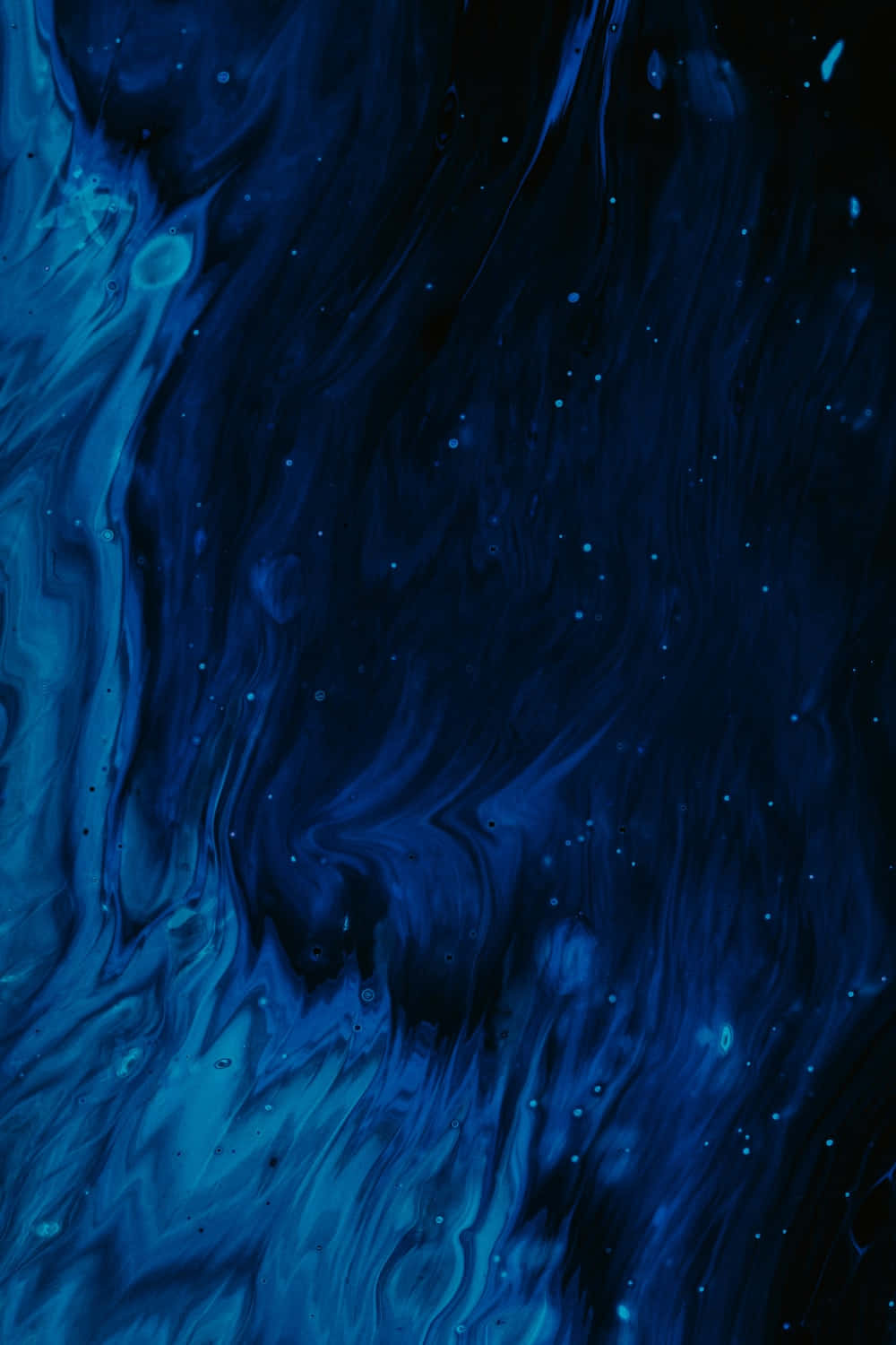 Dark Abstract Art 桌布 壁紙 — 深藍色抽象漩渦，帶有發光斑點，類似宇宙星雲和星場。