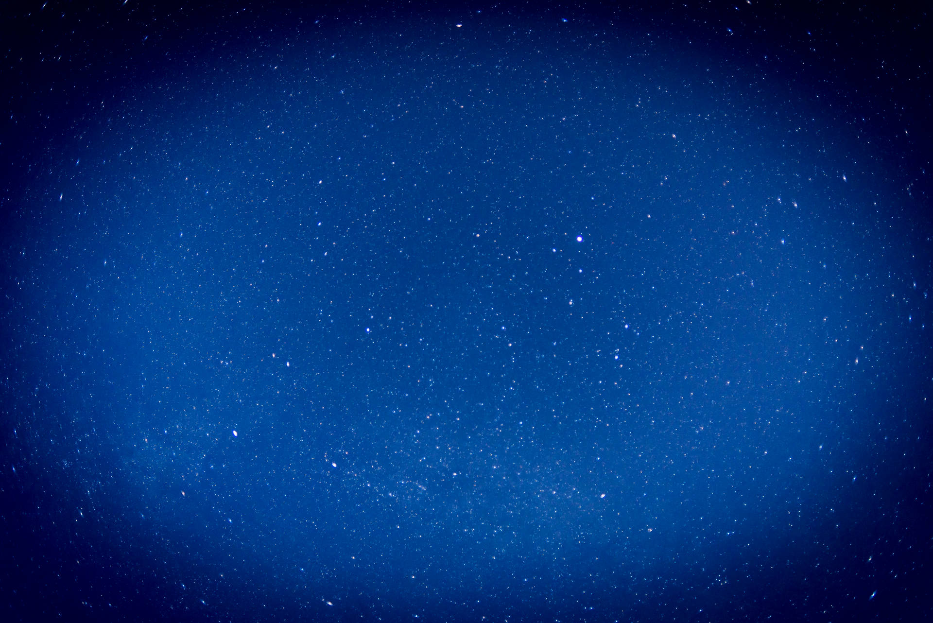 廣闊的星空夜空，散發著深藍色調的光芒。