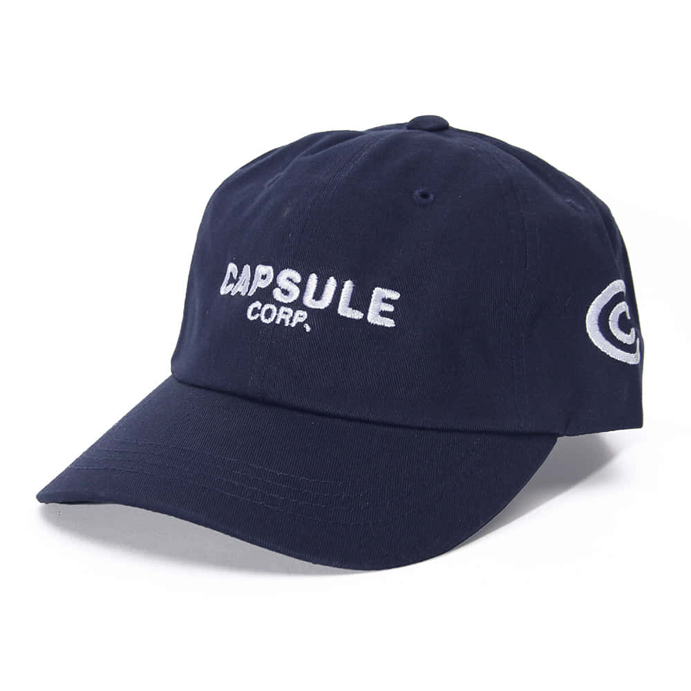 Capsule Corp 桌布 壁紙 — 深藍色棒球帽，帶有白色刺繡文字 capsule corp 及側面圓形標誌。