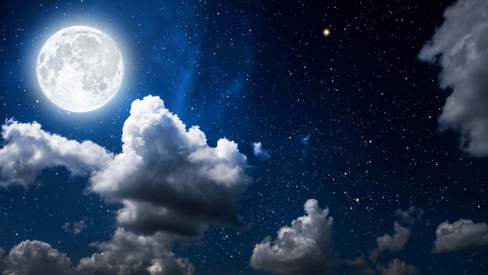 滿月在蓬鬆的雲層後發光，襯著繁星夜空。
