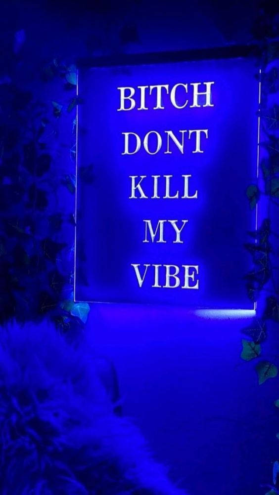 霓虹燈牌寫著「BITCH DONT KILL MY VIBE」，夜晚被常春藤環繞。