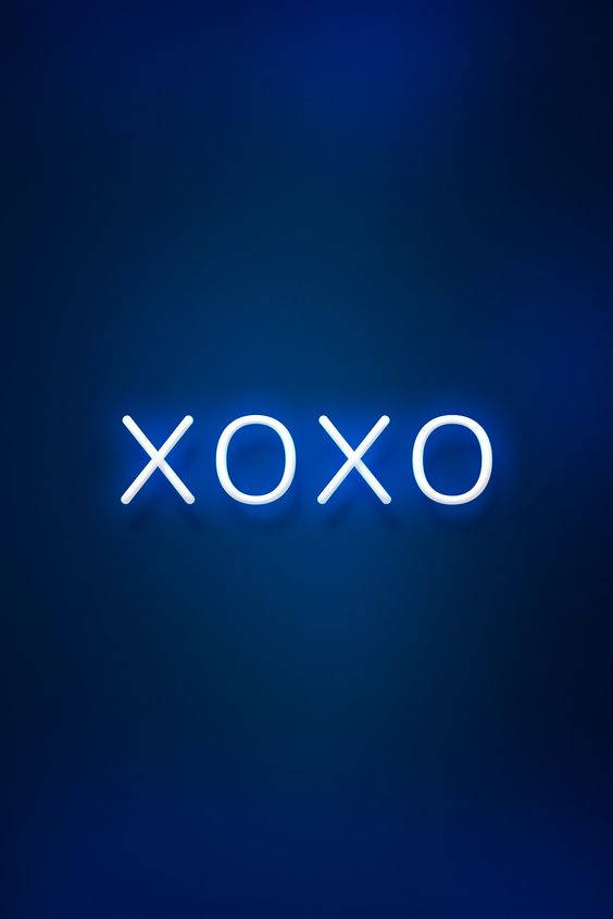 霓虹燈牌，藍色背景上以白色字母顯示 XOXO。