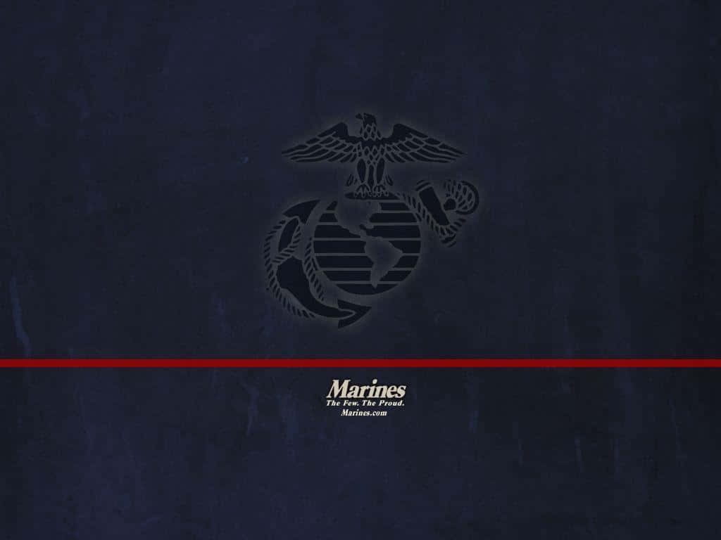 Marine 桌布 壁紙 — 深藍色紋理牆紙，帶有美國海軍陸戰隊徽章、紅色水平條紋及下方白色文字。