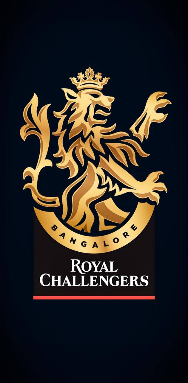 royal challengers bangalore 桌布 壁紙 — 深藍色背景上帶有「Bangalore Royal Challengers」文字的金色皇冠獅子標誌。