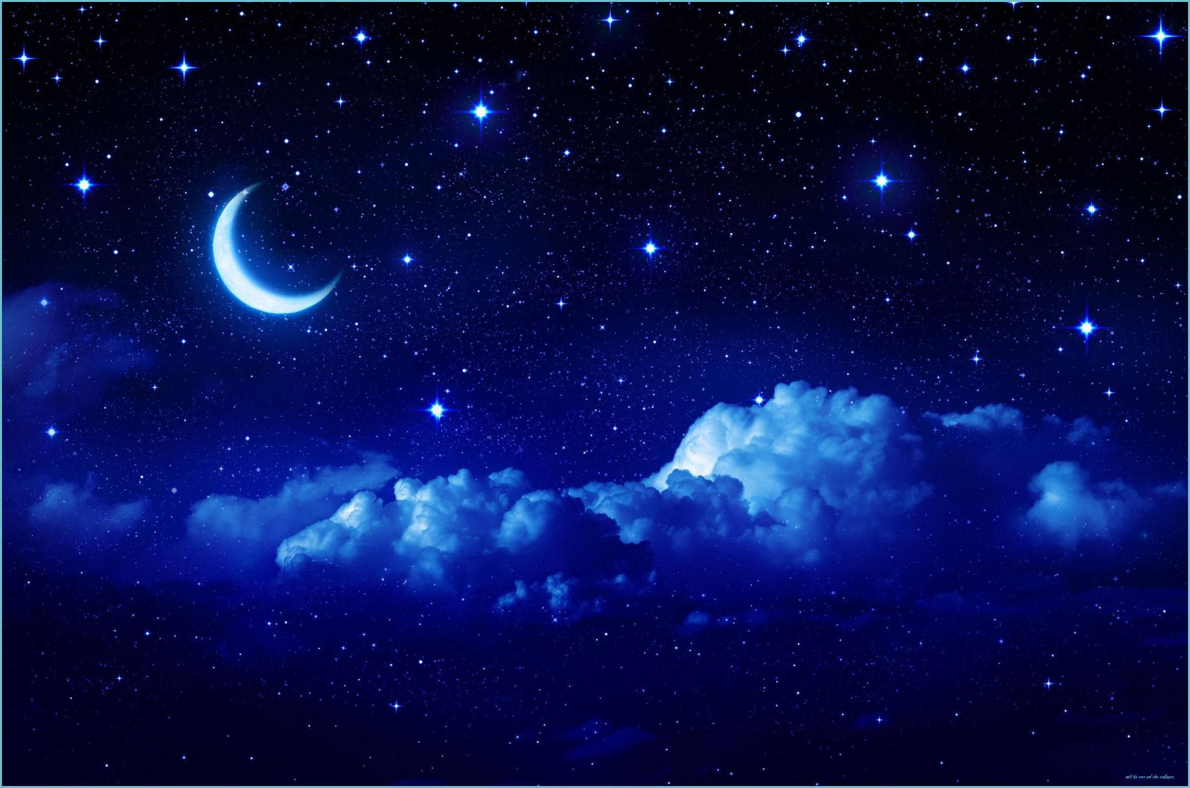 深藍調夜空 壁紙 — 寧靜的夜空，佈滿閃爍的星星和發光的彎月，在柔和的藍色雲層之上。