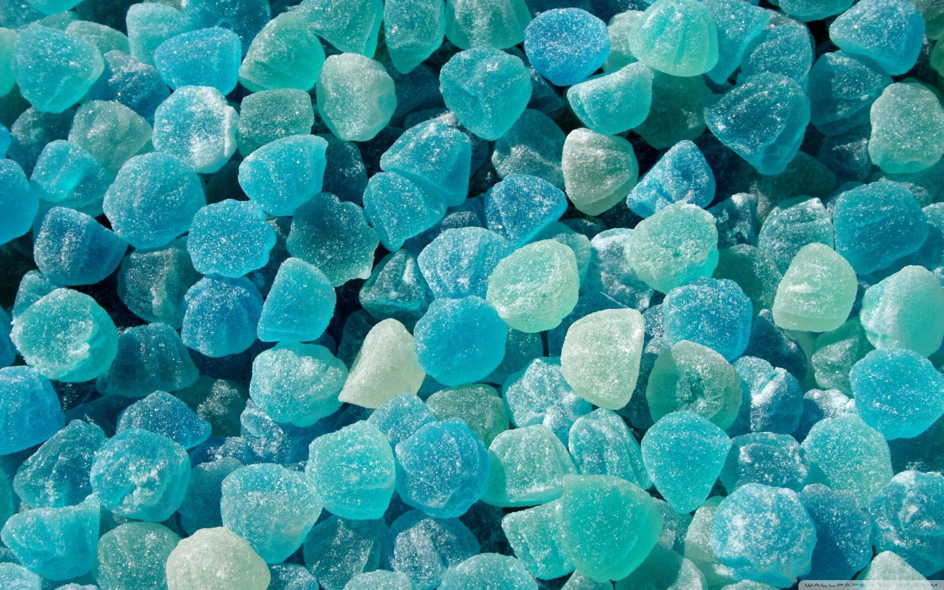 藍色糖晶體的近距離特寫，帶有糖質紋理和漸變色調。
