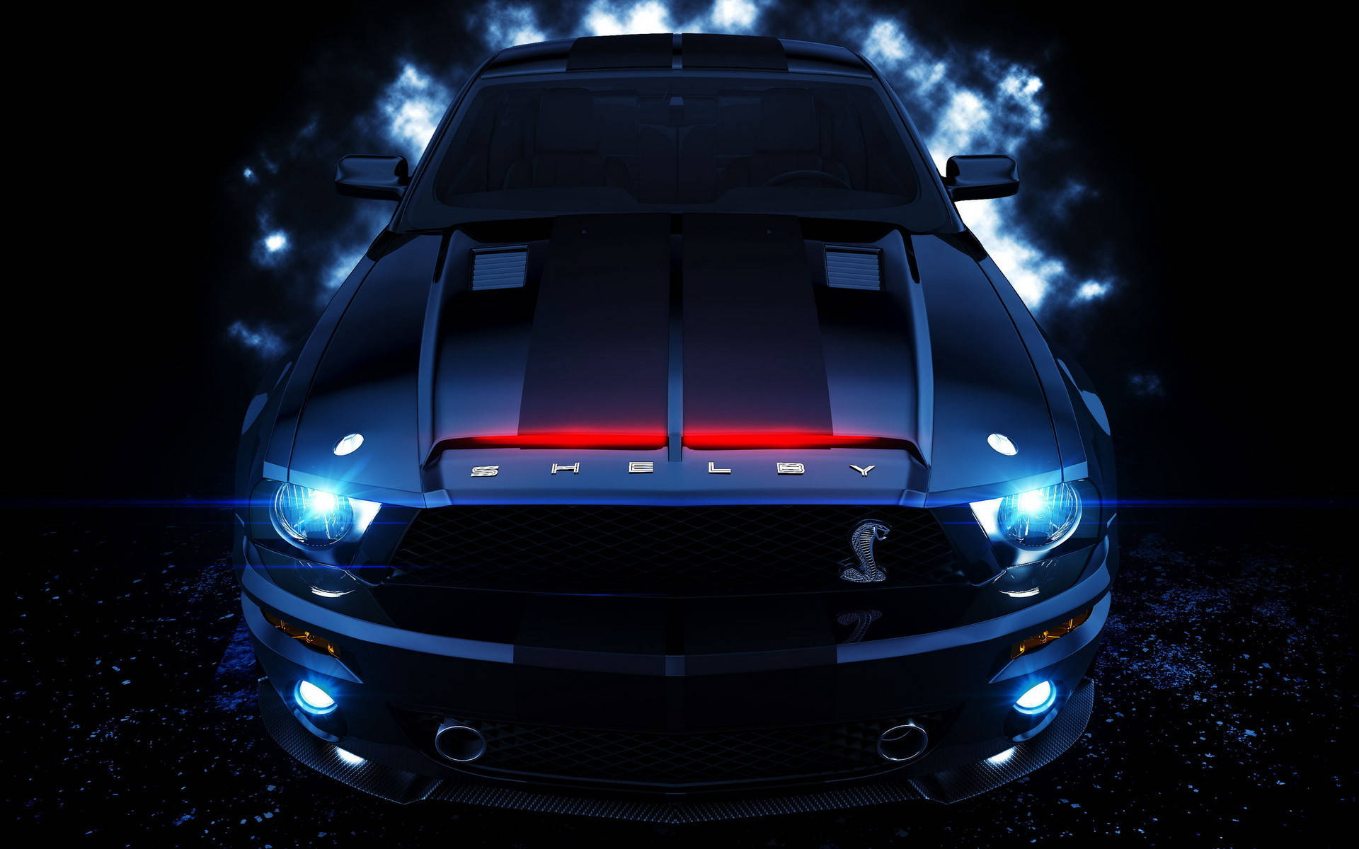 暴風雨夜空下，黑色Shelby Mustang配備發光頭燈。