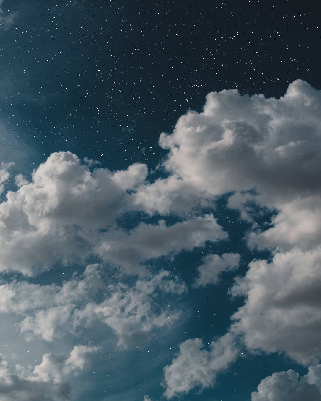 戲劇性的雲朵在星空下飄移。