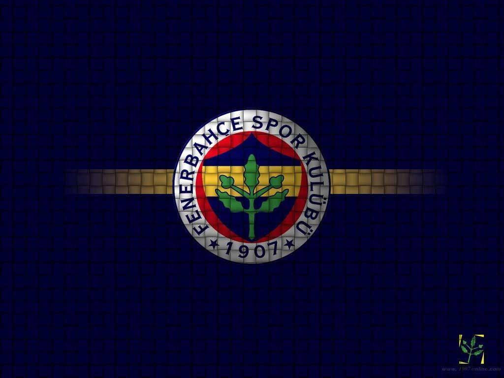 Fenerbahce Spor Kulubu 足球會標誌在深藍色瓷磚背景上，帶有金色條紋。