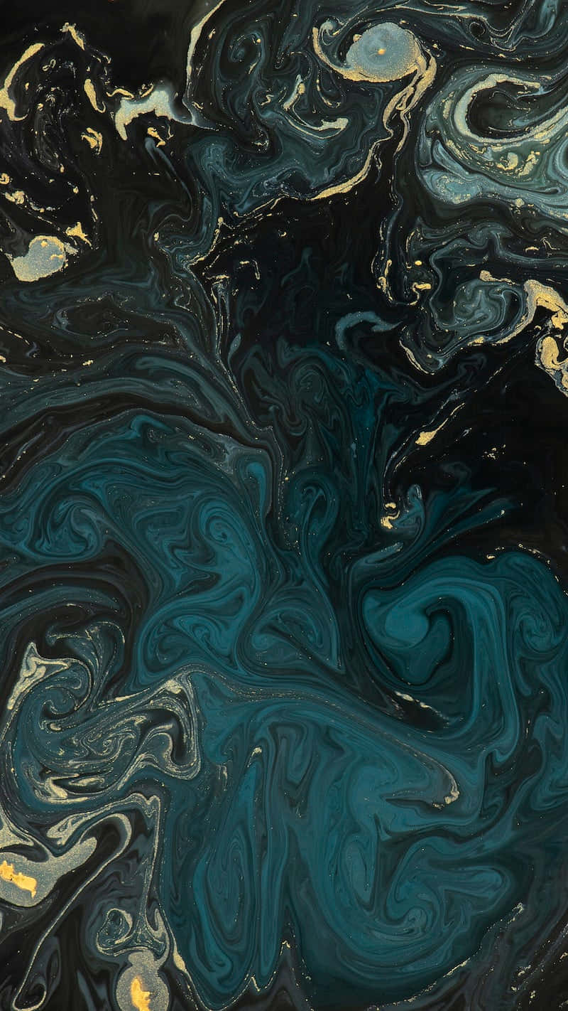 Marble Phone 桌布 壁紙 — 深藍黑色與金色顏料形成的迷人抽象漩渦，營造出奢華的流體圖案。