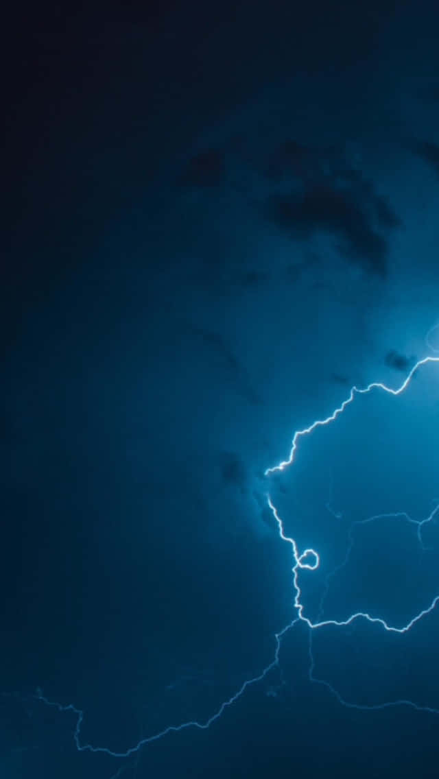 電藍色閃電照亮了黑暗的暴風雨天空。