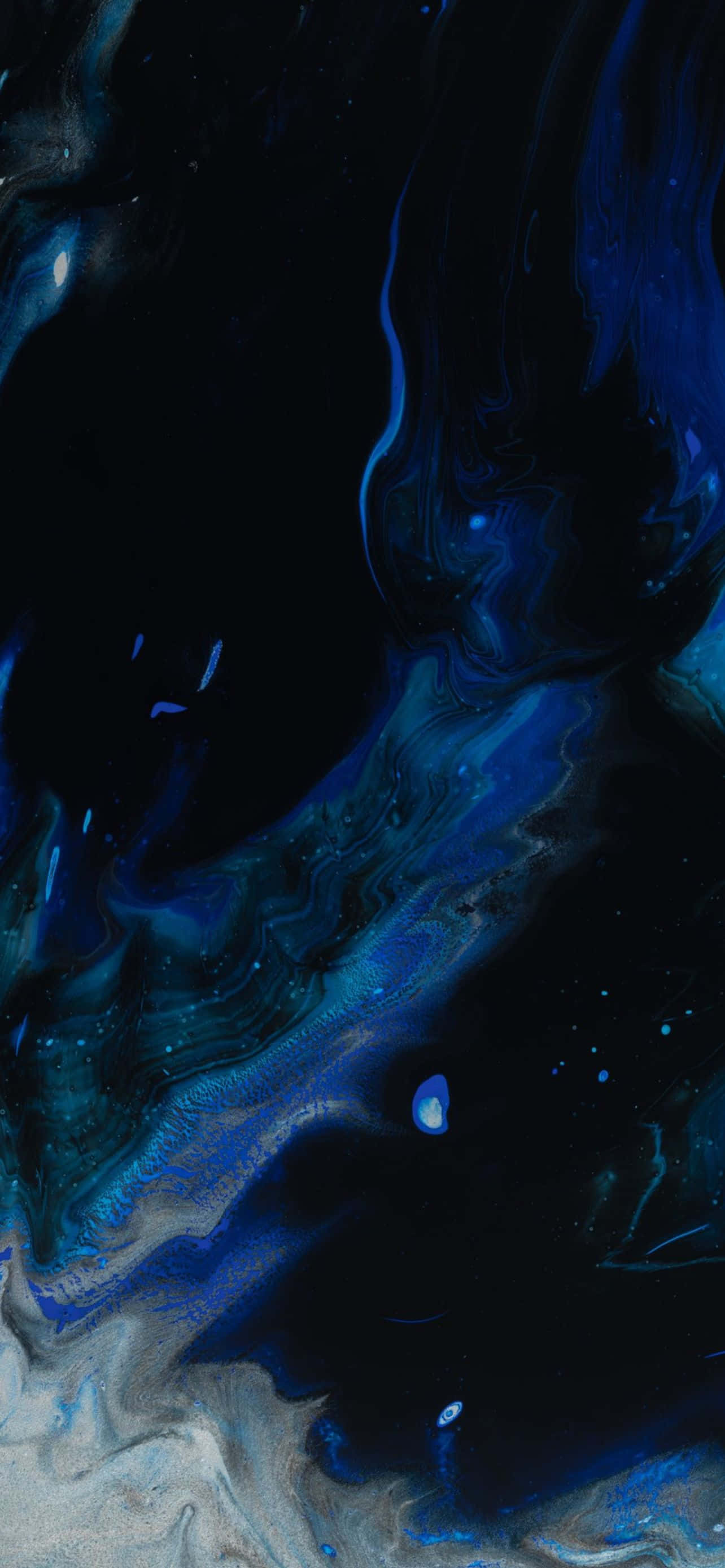 Blue iPhone 桌布 壁紙 — 深邃宇宙藍與黑色墨水漩渦，帶有像遙遠星星的發光斑點，形成流動的抽象構圖。