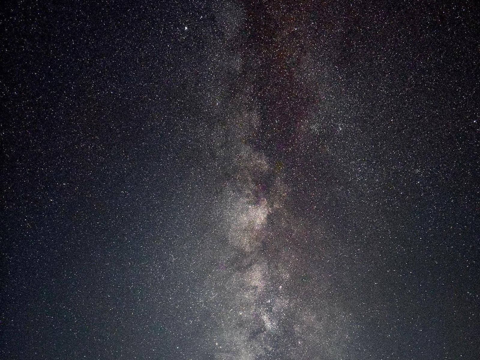 銀河系在黑暗的夜空中閃爍著星星。