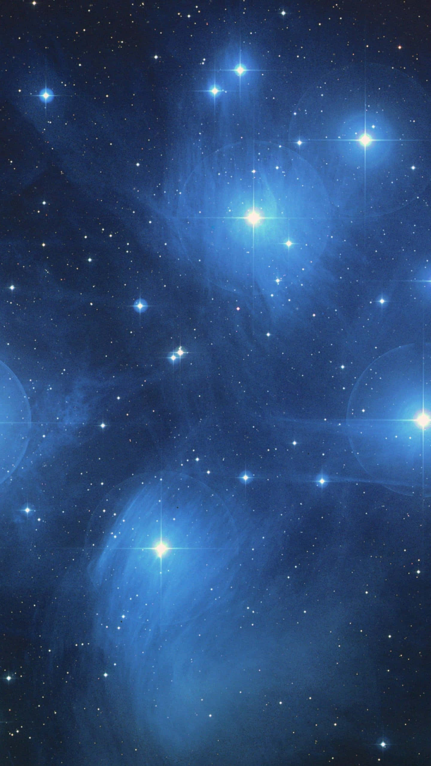 Star Cluster 桌布 壁紙 — 深邃的藍色宇宙空間充滿了發光的星星和旋轉的星雲，營造出寧靜的天體景象。