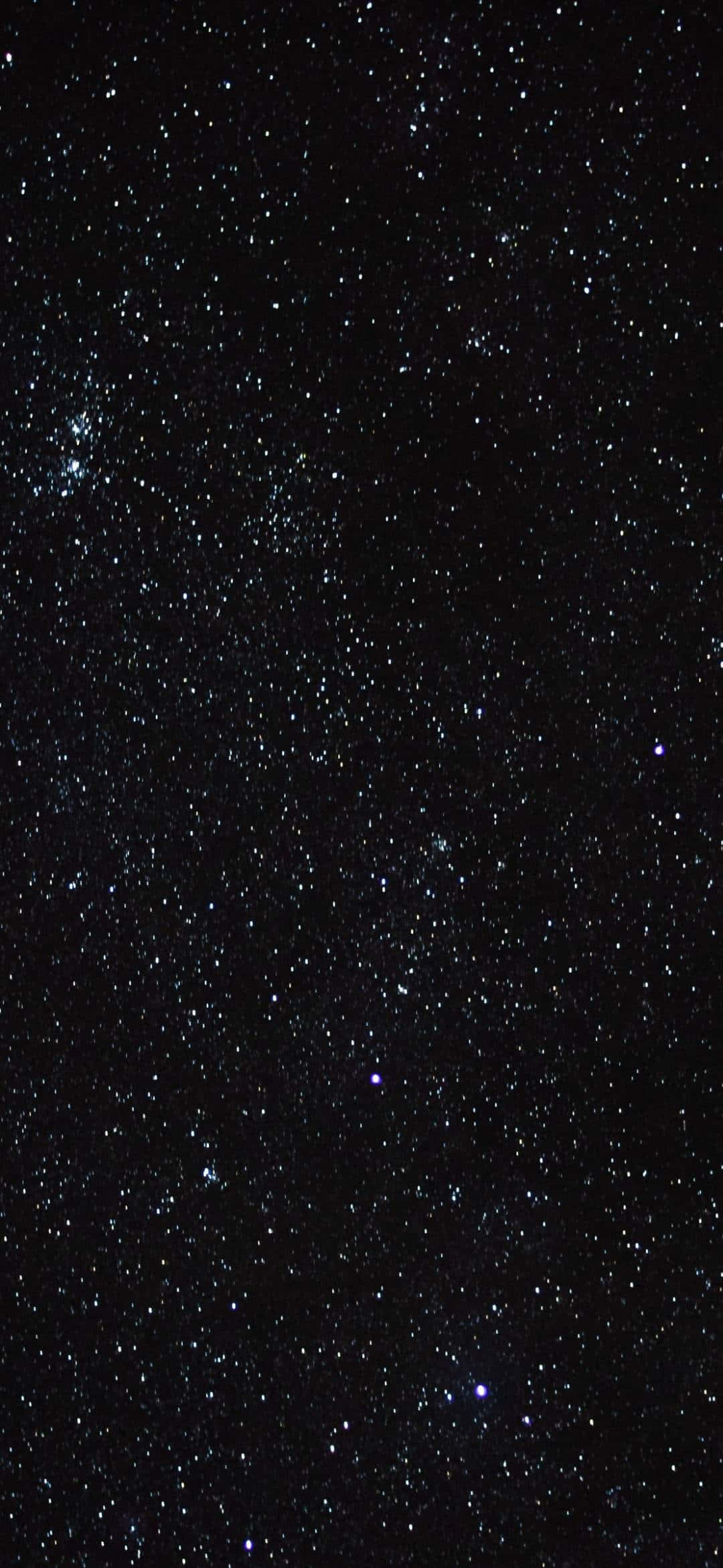 Space Phone 桌布 壁紙 — 深邃的黑色天空，充滿了無數閃爍的星星和微弱發光的星雲，無盡地向上延伸。