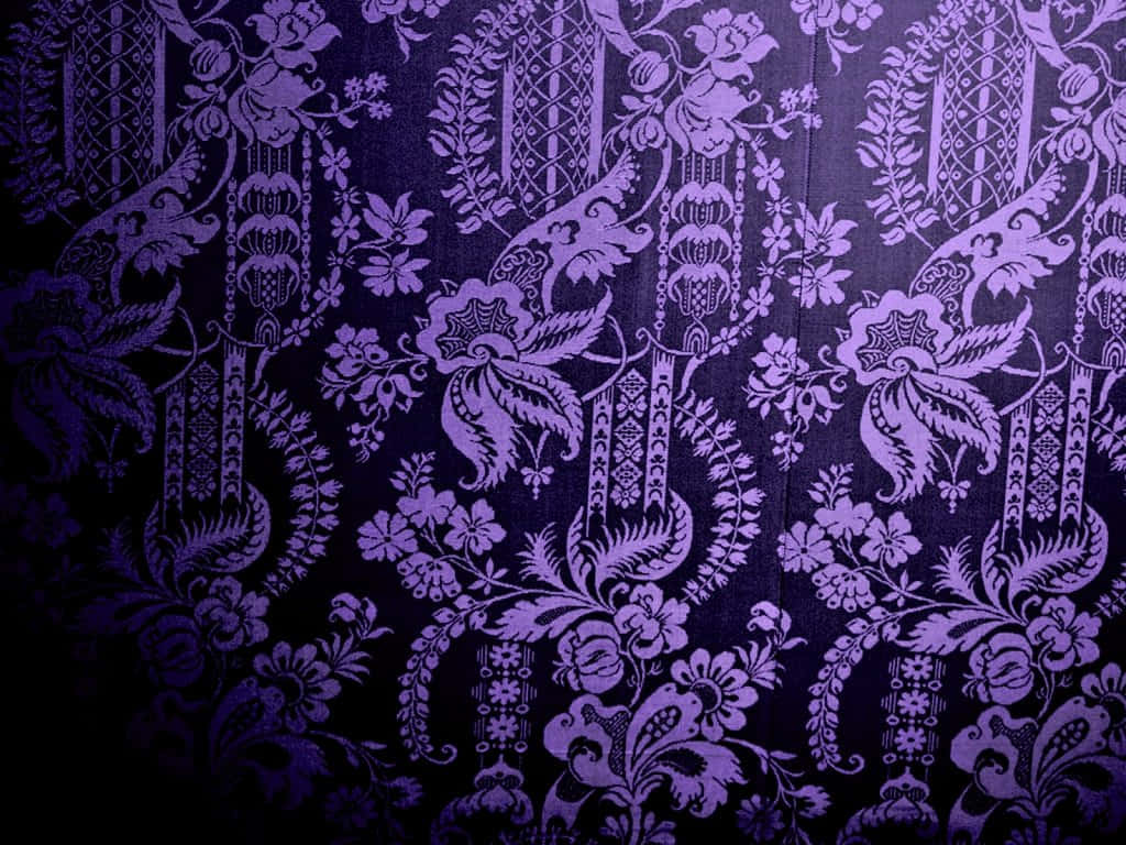 深邃神秘，紫色哥德風格喚醒熱情獨特的氛圍 壁紙 — 優雅的紫色錦緞牆紙，在深色紋理背景上帶有複雜的花卉和藤蔓圖案。