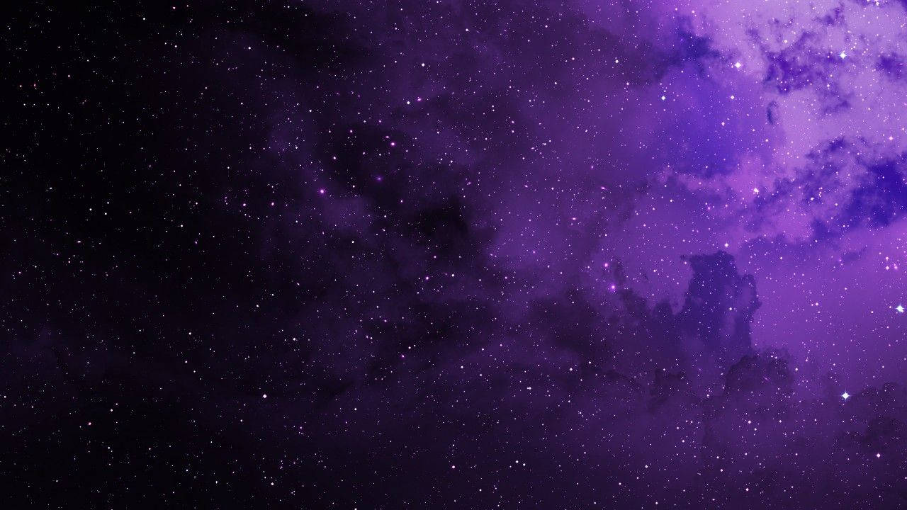 Dark Purple 桌布 壁紙 — 深邃紫色星雲的宇宙廣闊空間，點綴著閃爍的星星，映襯著黑暗的虛空。