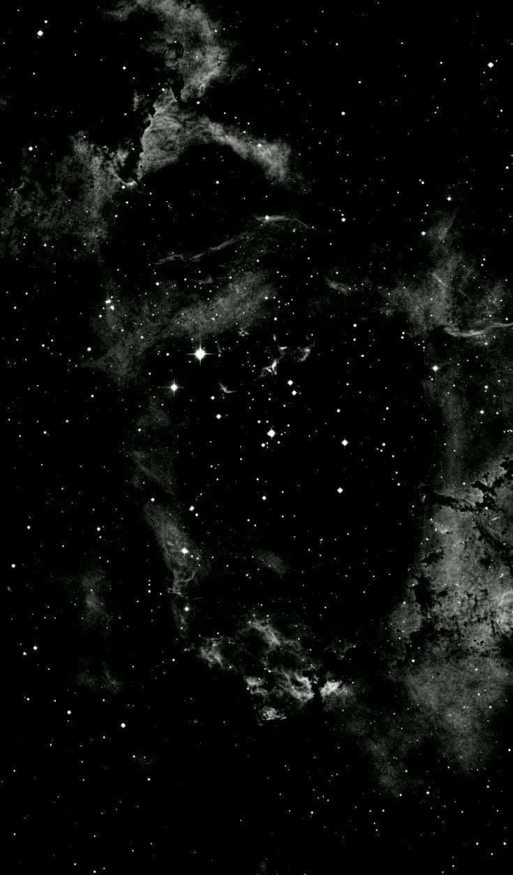 深空中星星和宇宙雲的黑白視圖。