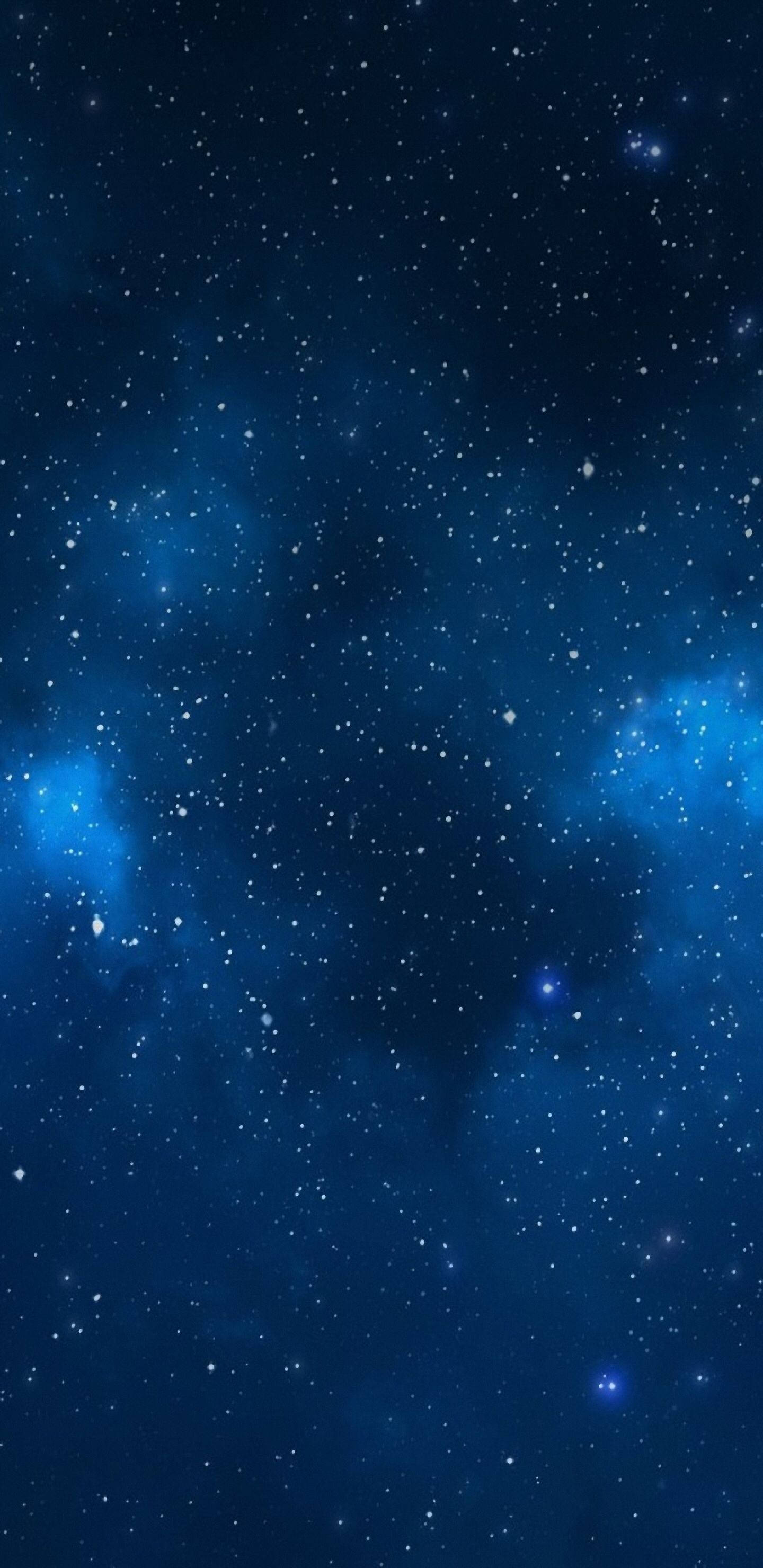藍天 桌布 壁紙 — 深邃藍色宇宙空間，充滿閃爍星星和發光星雲，襯托著黑暗虛空。