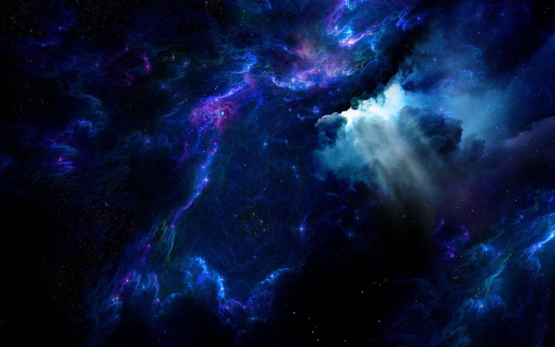 深邃藍色星系 壁紙 — 充滿活力的宇宙星雲在深藍色、紫色和白色中旋轉，背景是星場。