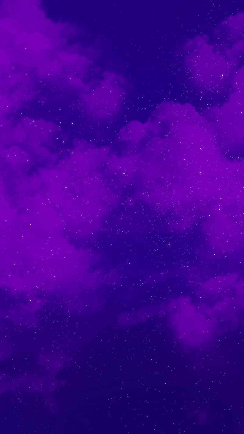 紫色雲彩在閃爍著宇宙能量的星空夜空下漂浮。