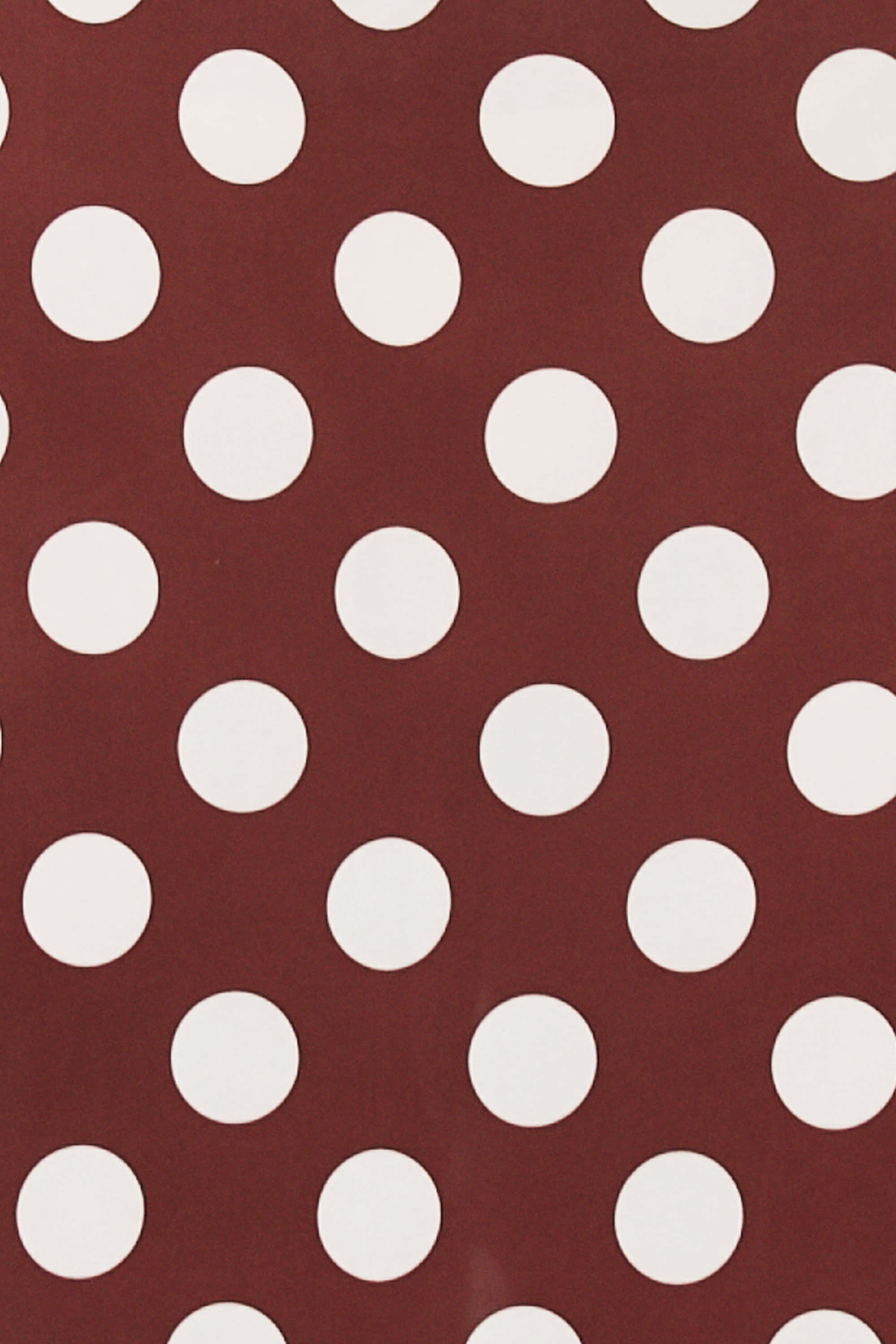 Brown Polka Dots 桌布 壁紙 — 深酒紅色布料嘅特寫，上面有均勻分佈嘅白色圓點。