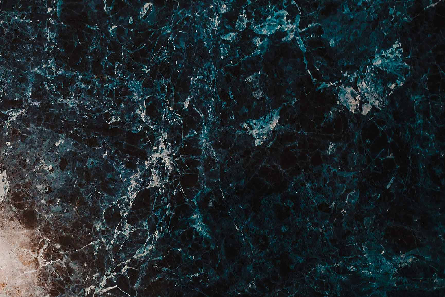 深青綠大理石紋理背景 壁紙 — 深藍綠色和黑色大理石的近距離特寫，帶有複雜的白色紋理和微妙的泥土色調。
