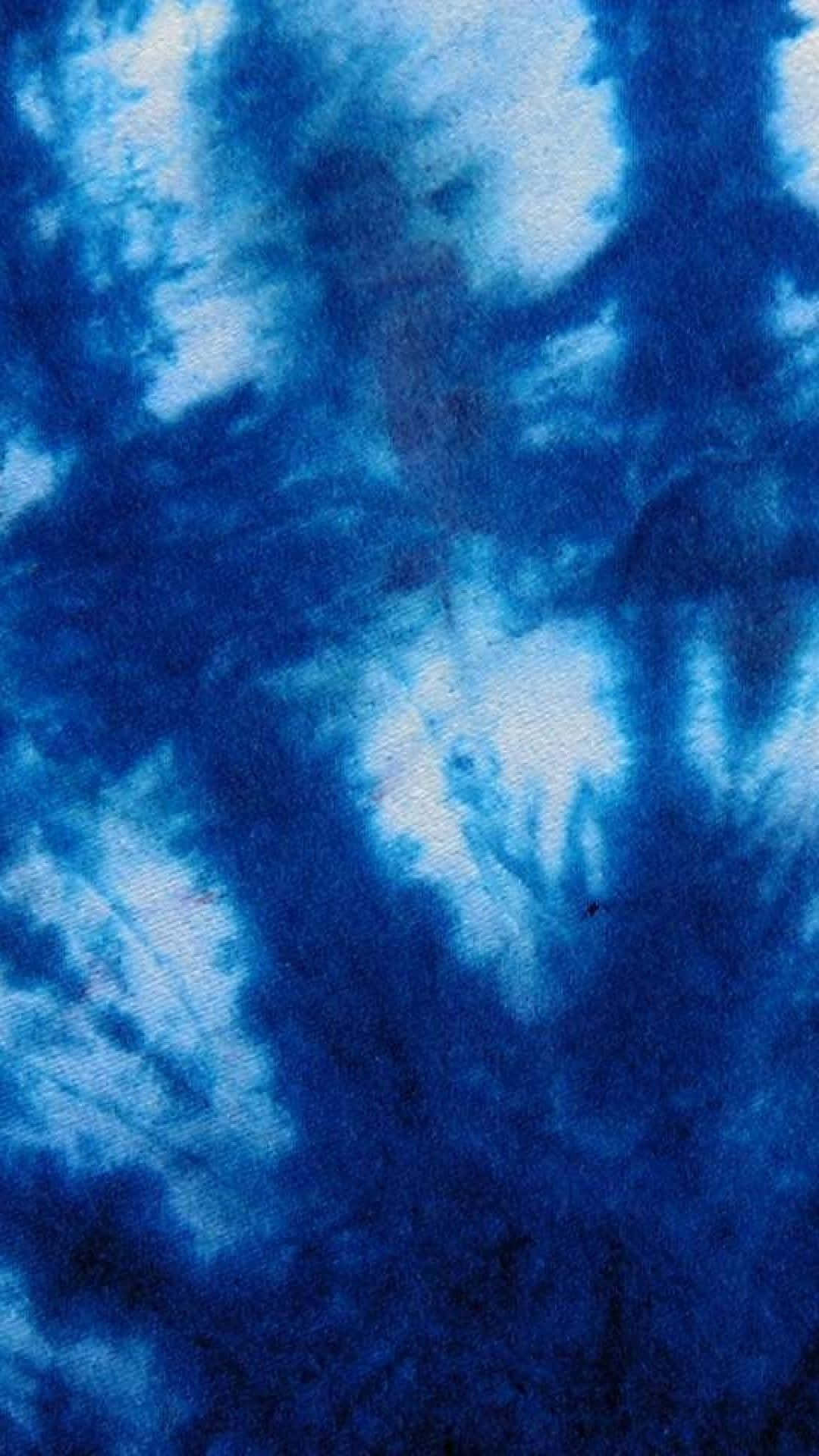 Pastel Tie Dye 桌布 壁紙 — 深靛藍和淺藍色染成的布料特寫，帶有漩渦狀紮染圖案。