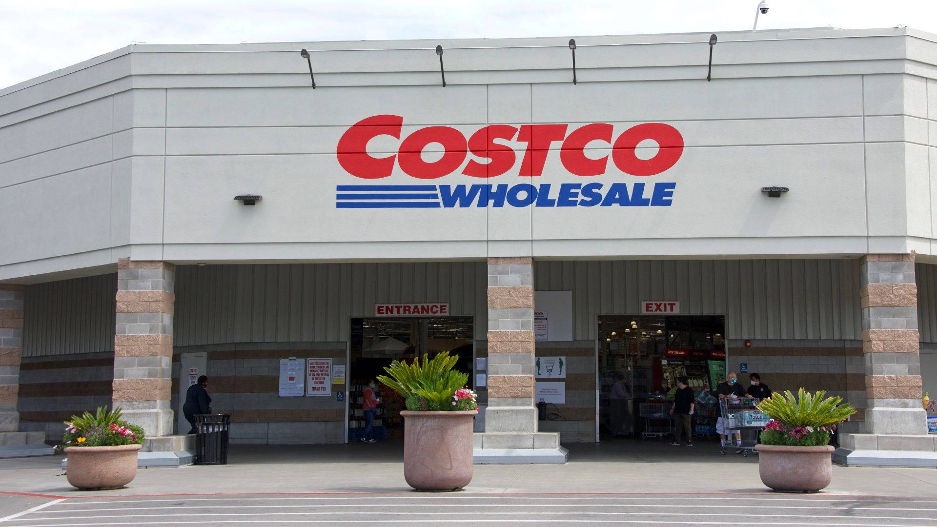 Costco Wholesale 商店入口，人們進出