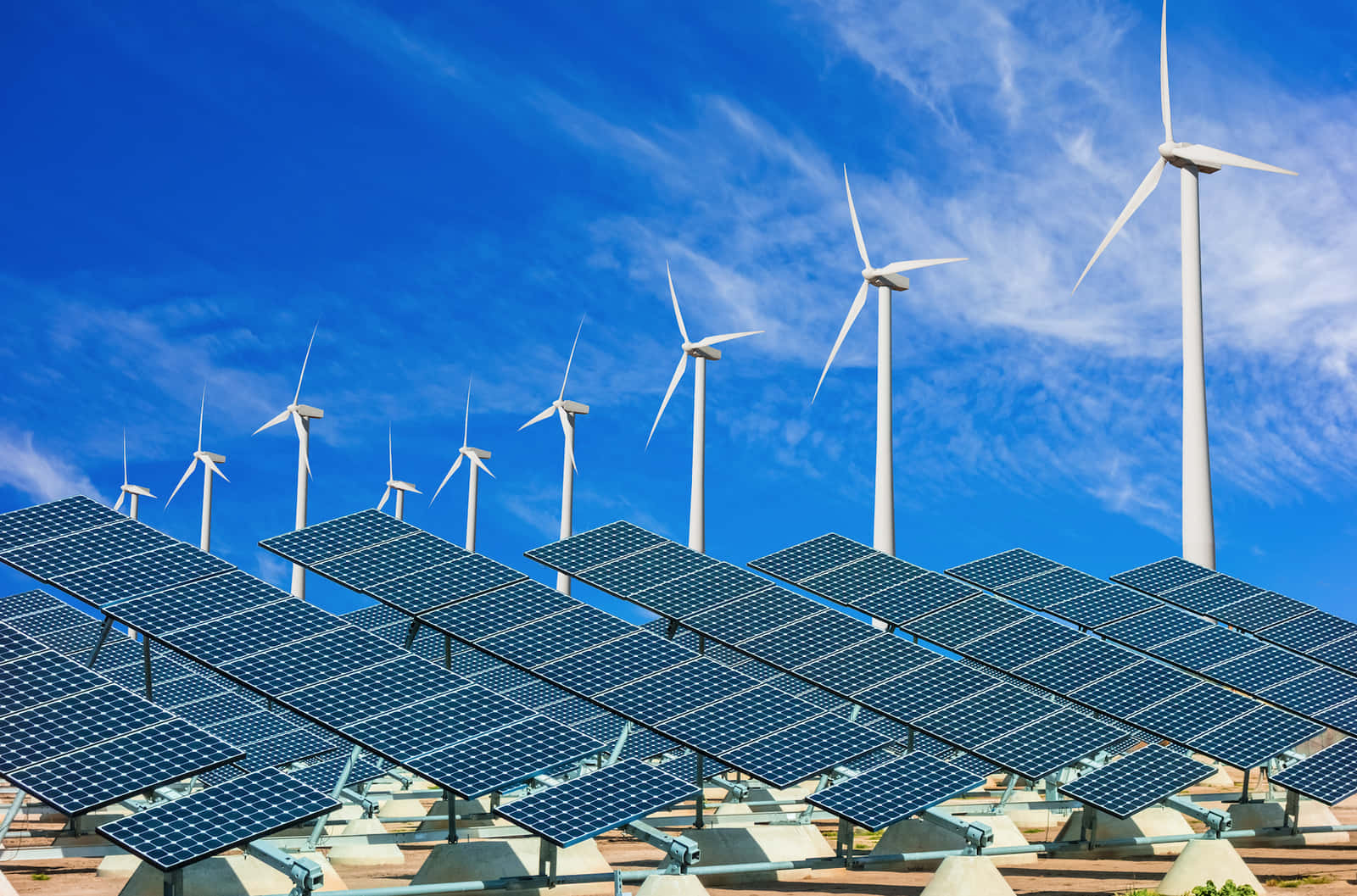 太陽能板和風力發電機在晴朗藍天下產生潔淨能源。