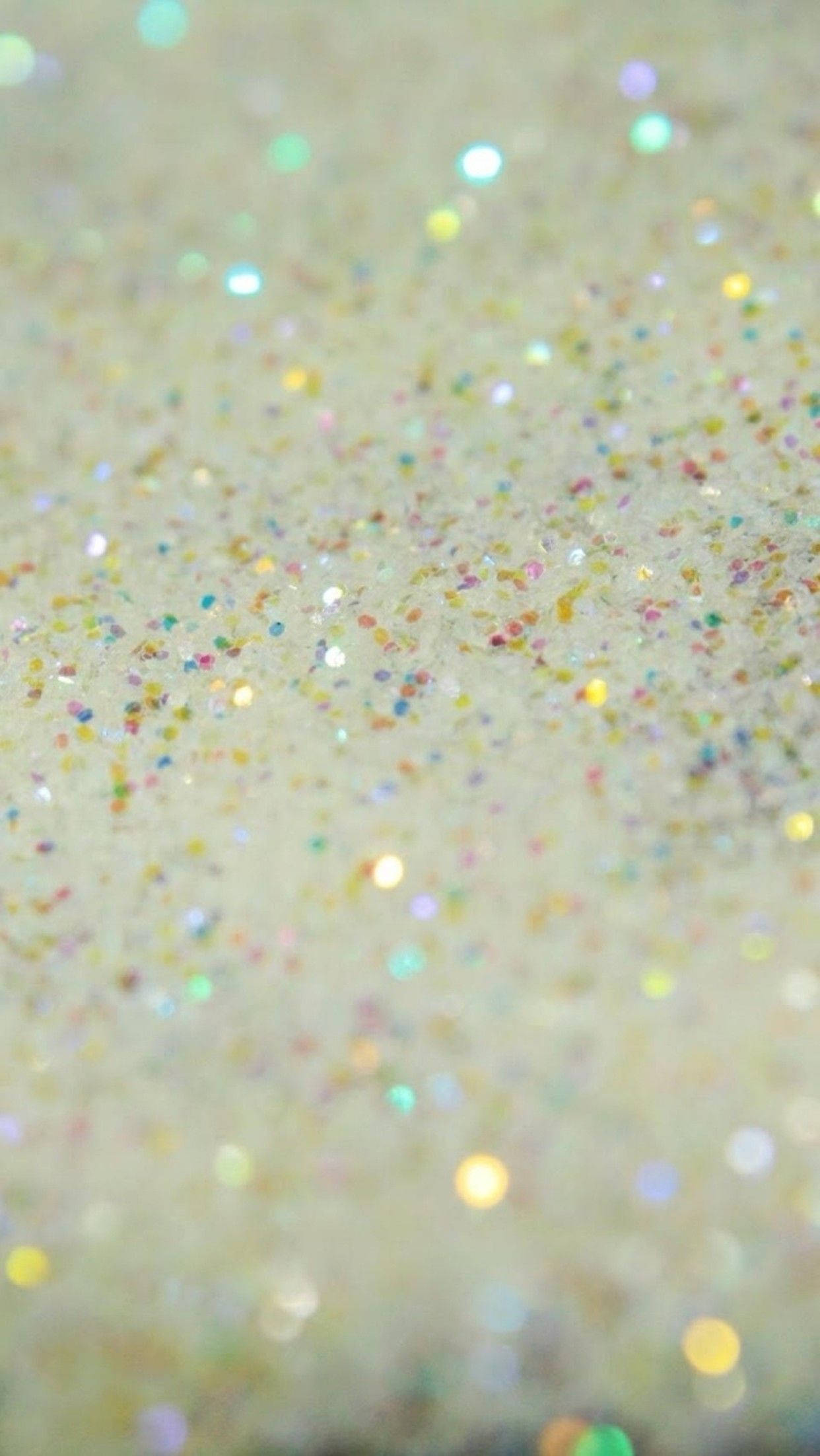 Confetti 桌布 壁紙 — 淺景深下，柔軟米色表面上色彩繽紛的閃粉粒子閃爍的特寫。