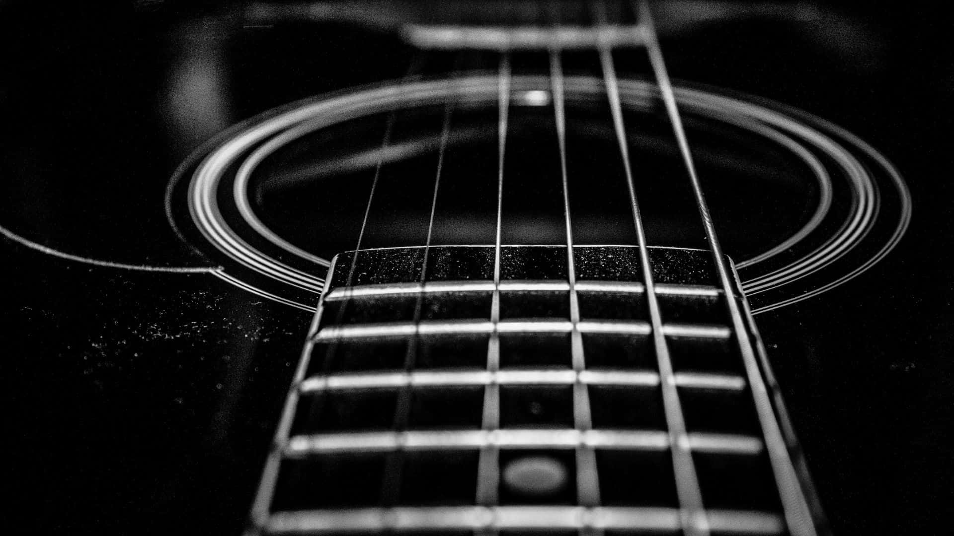 Black And White Guitar 桌布 壁紙 — 淺景深下拍攝的結他弦線與共鳴孔黑白特寫。