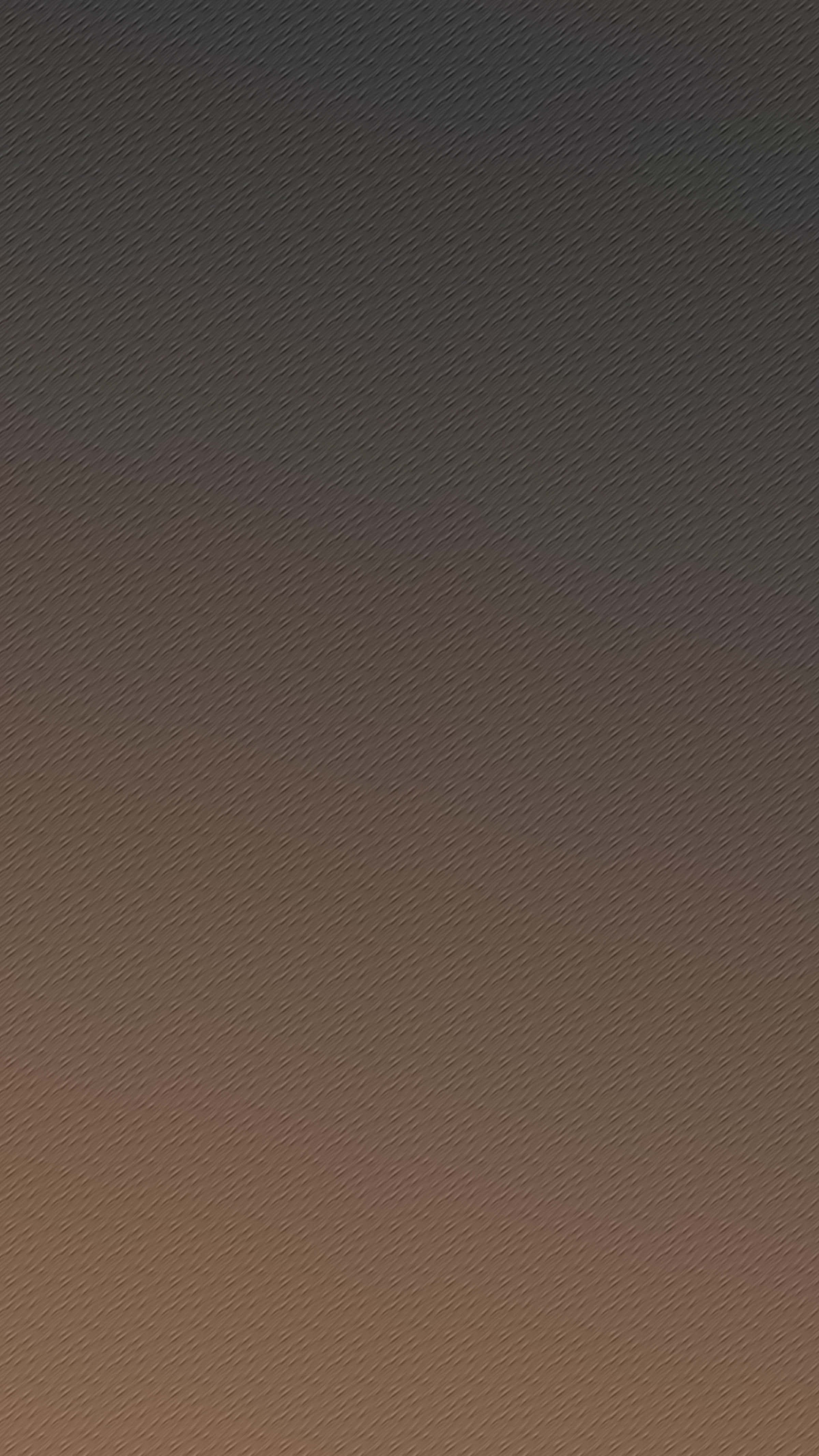 淺棕色純色 iPhone 壁紙 — 一款平滑漸變壁紙，從深灰色過渡到暖棕色，帶有微妙的斜紋質感。