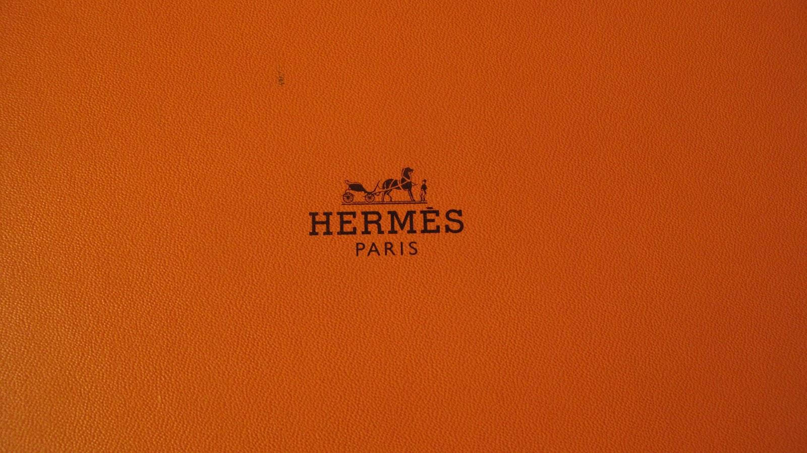 橙色皮革配 Hermès Paris 標誌和馬車徽章。