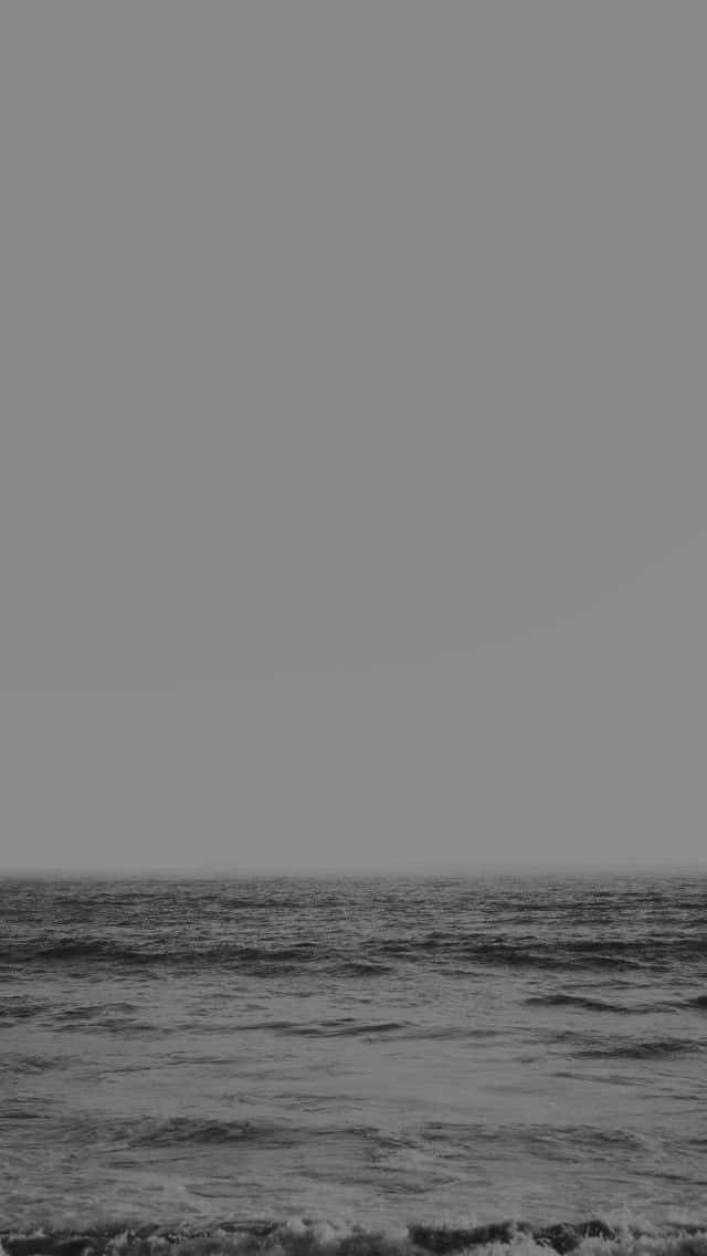 陰天下灰色海浪，平靜的地平線