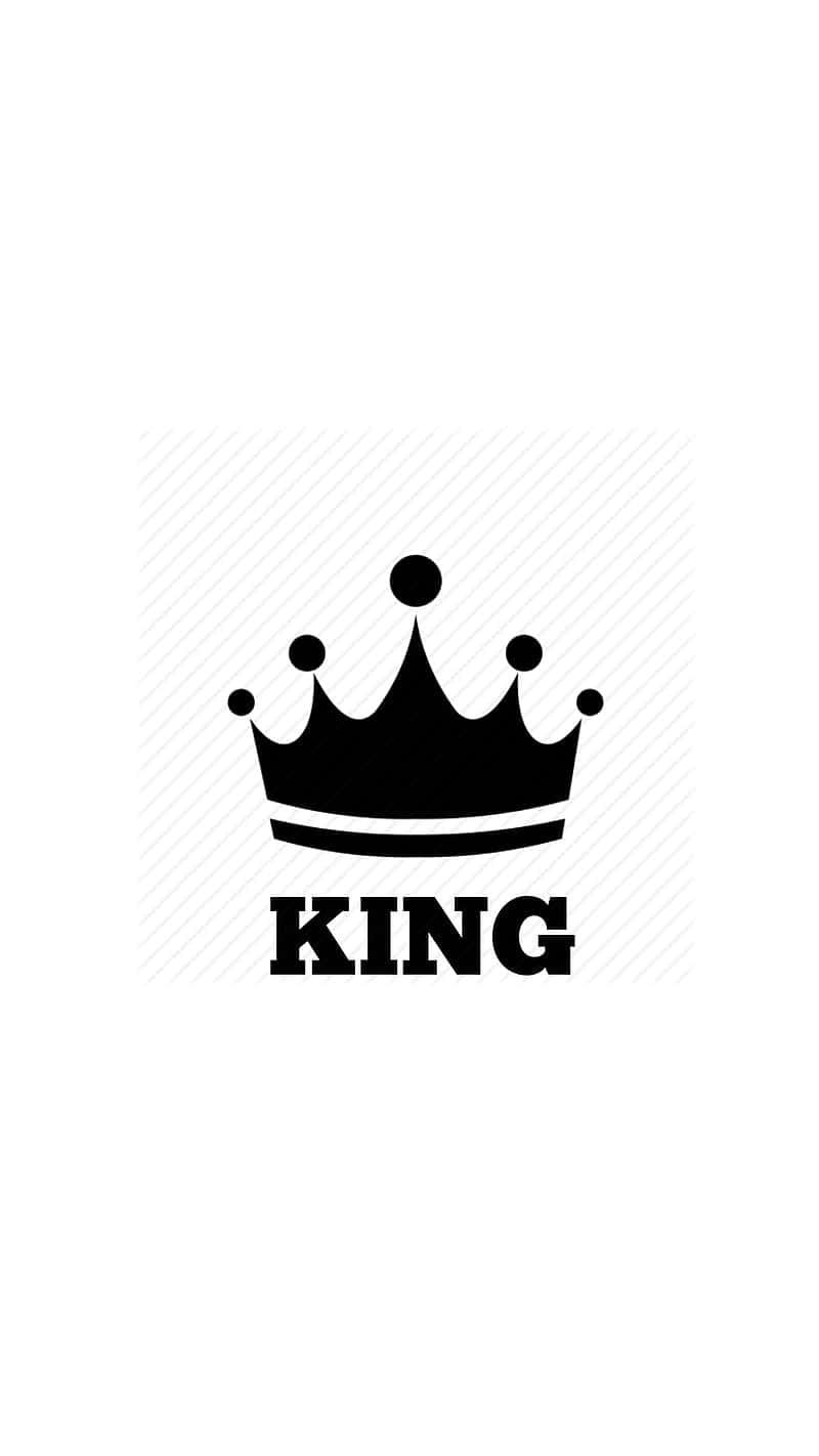 Black And White Logo 桌布 壁紙 — 淺灰色斜紋背景上帶有「KING」文字的粗體黑色皇冠圖示。