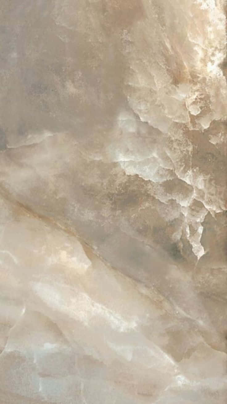 Marble Phone 桌布 壁紙 — 淺米色光滑大理石表面的特寫，帶有灰色和奶油色漩渦紋理及柔和的自然質感。