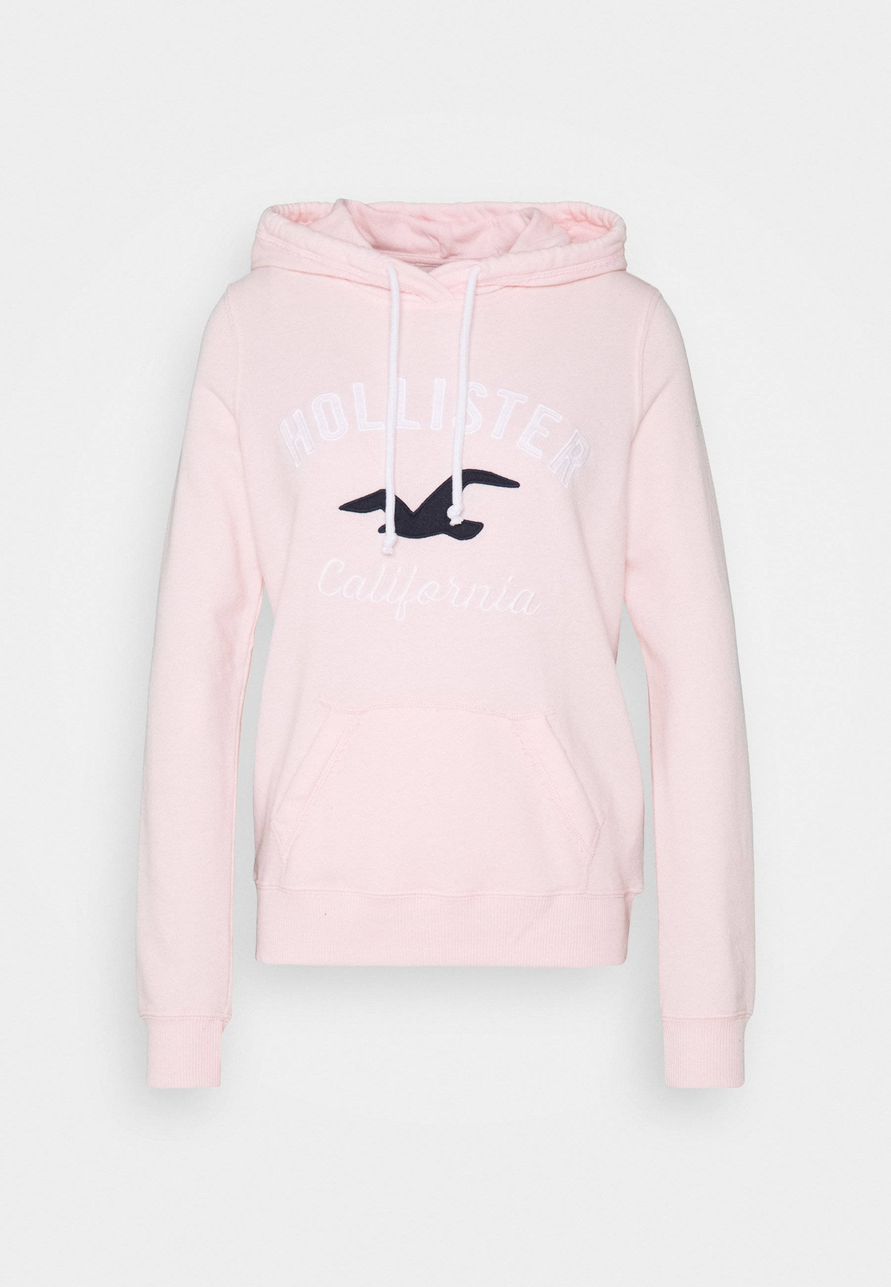 淺粉色 Hollister 連帽外套 壁紙 — 一件柔軟的粉紅色Hollister連帽衫，帶有白色抽繩和黑色海鷗標誌，背景為純白色。